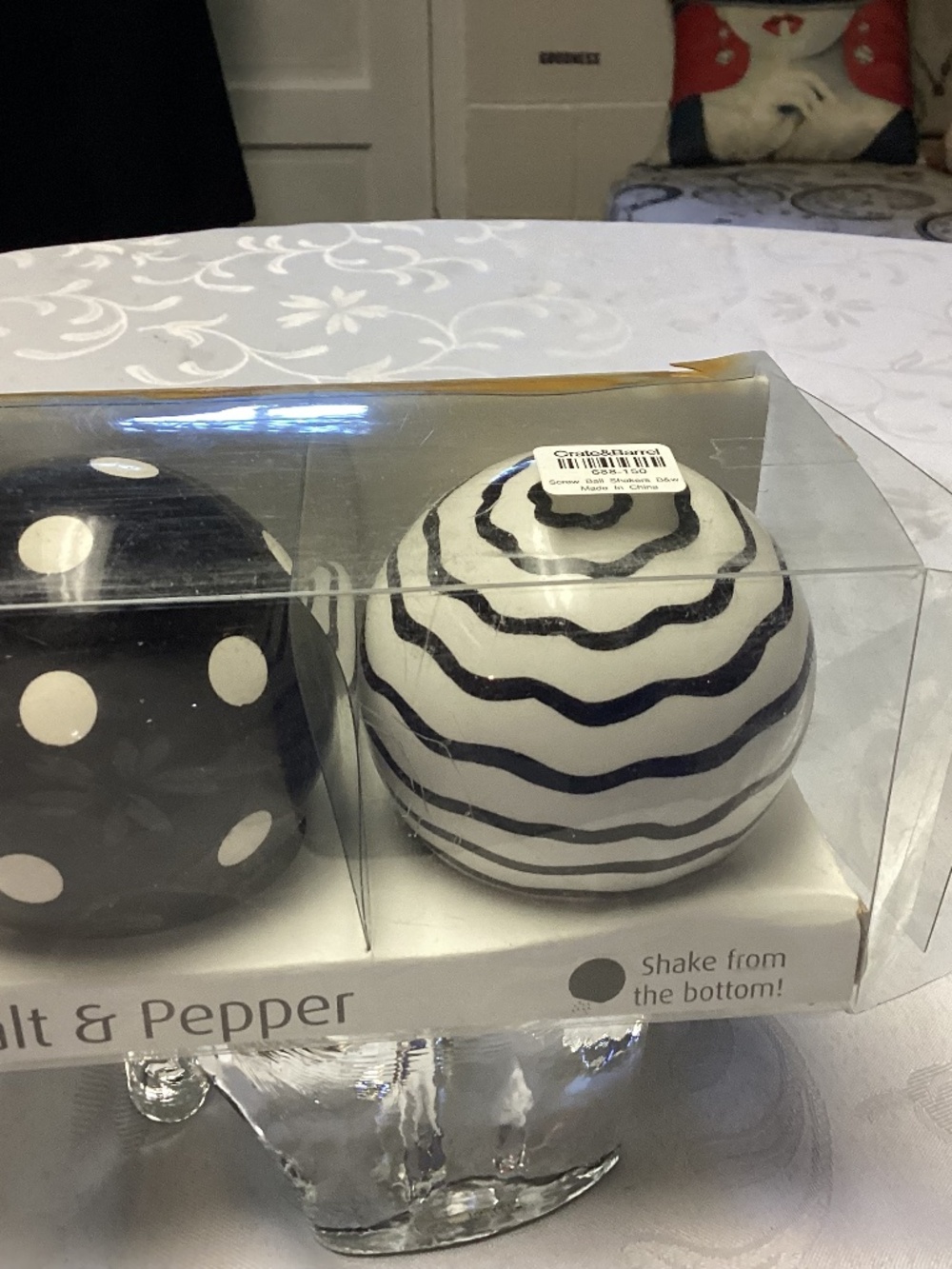 CRATE a& BARREL. FUNKY SALT / pepper shakers black / white new